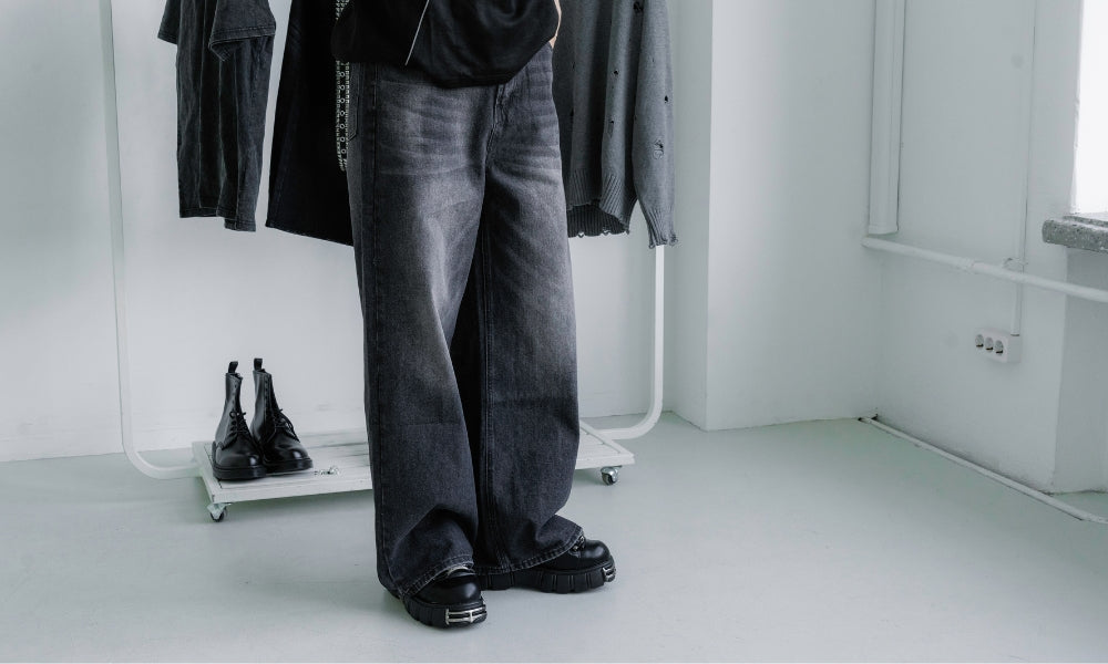 Baggy, cyber, strass : les 7 pièces clés pour un outfit Y2K parfait