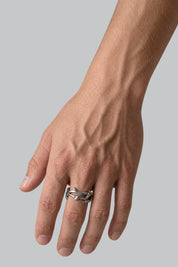 Bague Ronce Gothique — vue portée sur fond gris