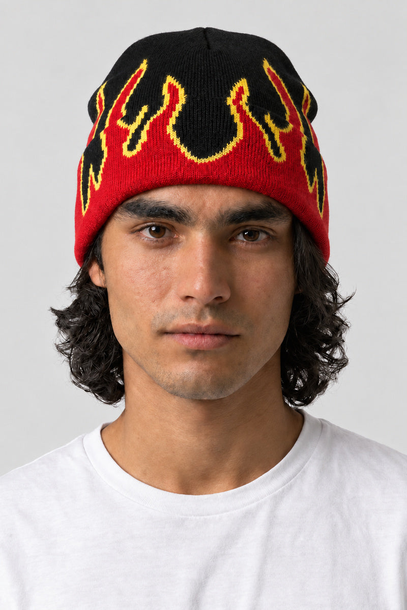 Bonnet noir à flammes rouges bordées de jaune, porté de face par un homme.
