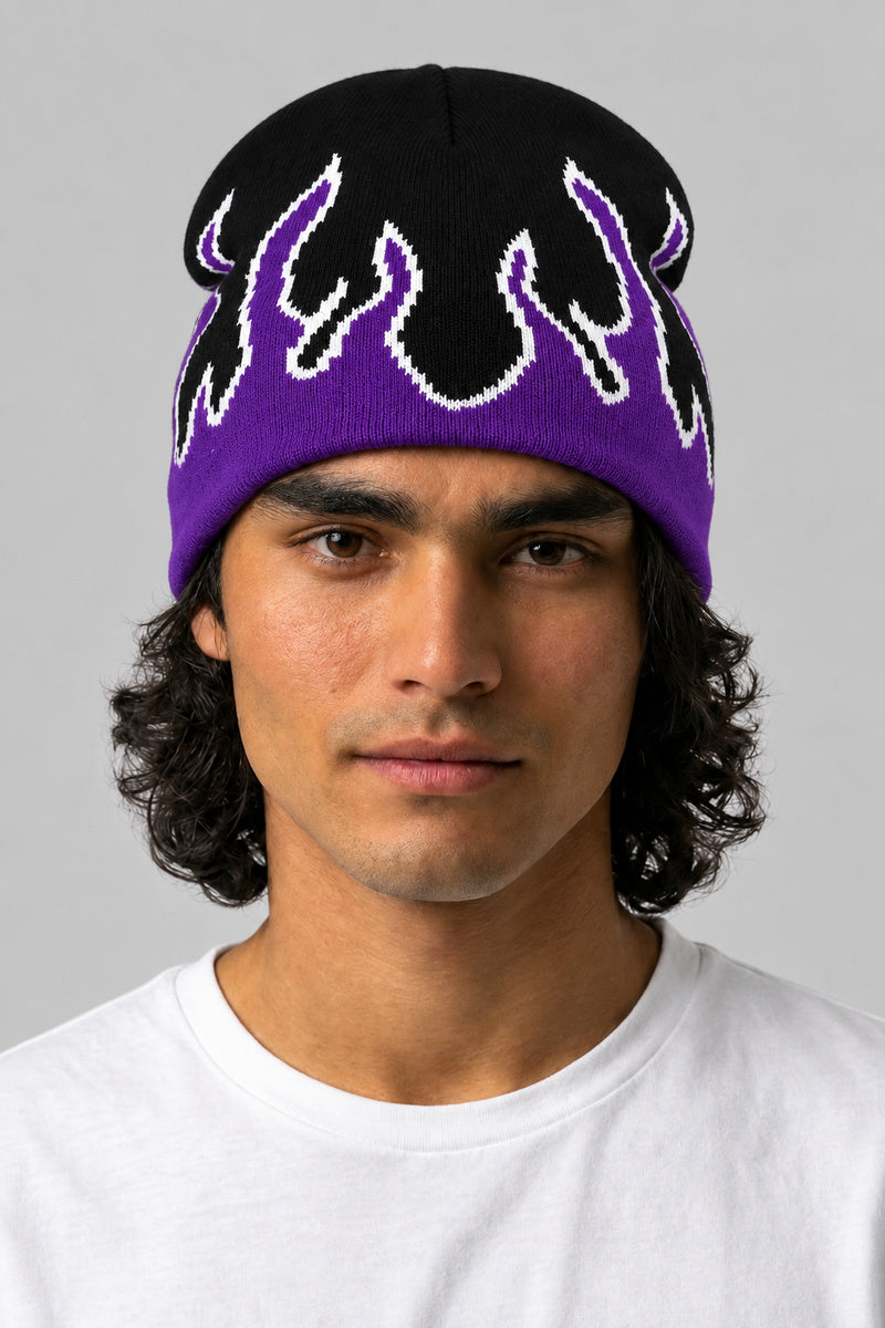 Bonnet Y2K 'Flammes Violettes' — porté de face par notre modèle homme