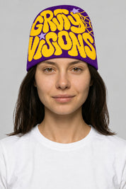 Bonnet Y2K 'Groovy Visions' jaune et violet — porté de face par notre modèle femme