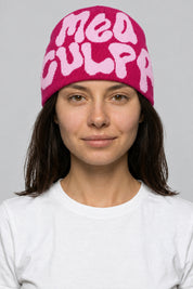 Bonnet Y2K 'Mea Culpa' double rose — porté de face par notre modèle femme