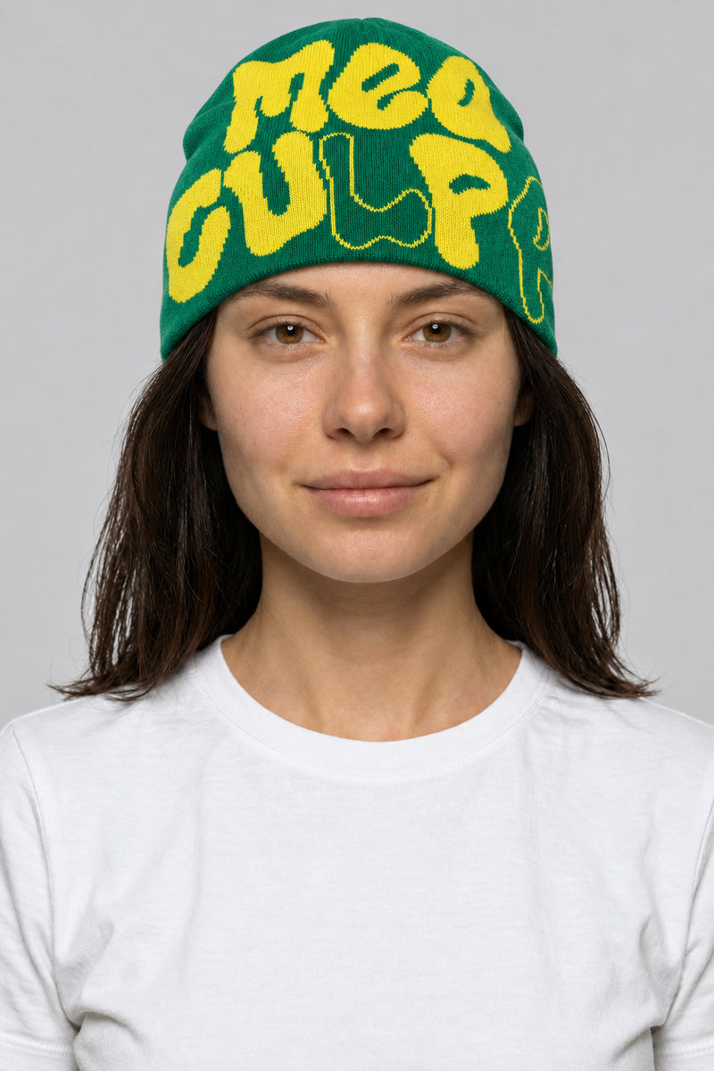 Bonnet Y2K 'Mea Culpa' jaune et vert — porté de face par notre modèle femme