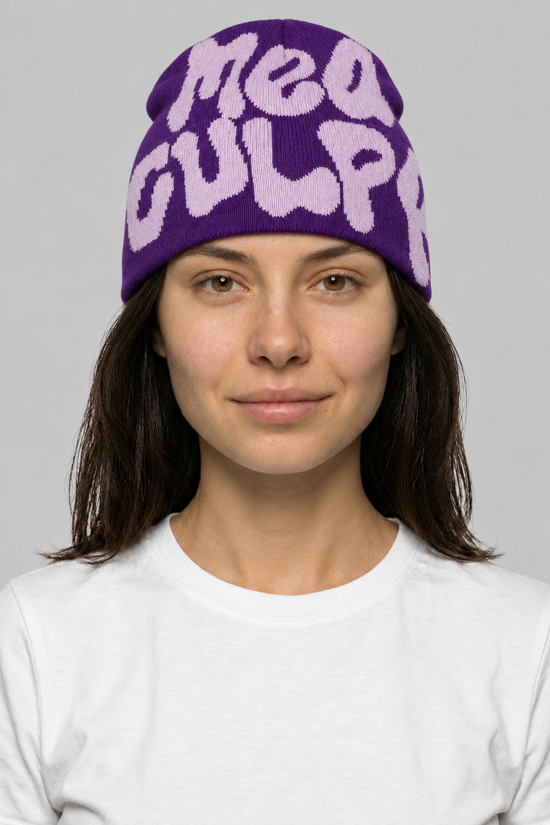 Bonnet Y2K 'Mea Culpa' violet et rose — porté de face par notre modèle femme