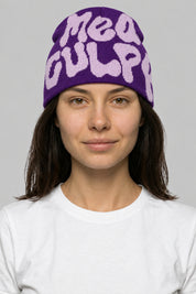 Bonnet Y2K 'Mea Culpa' violet et rose — porté de face par notre modèle femme