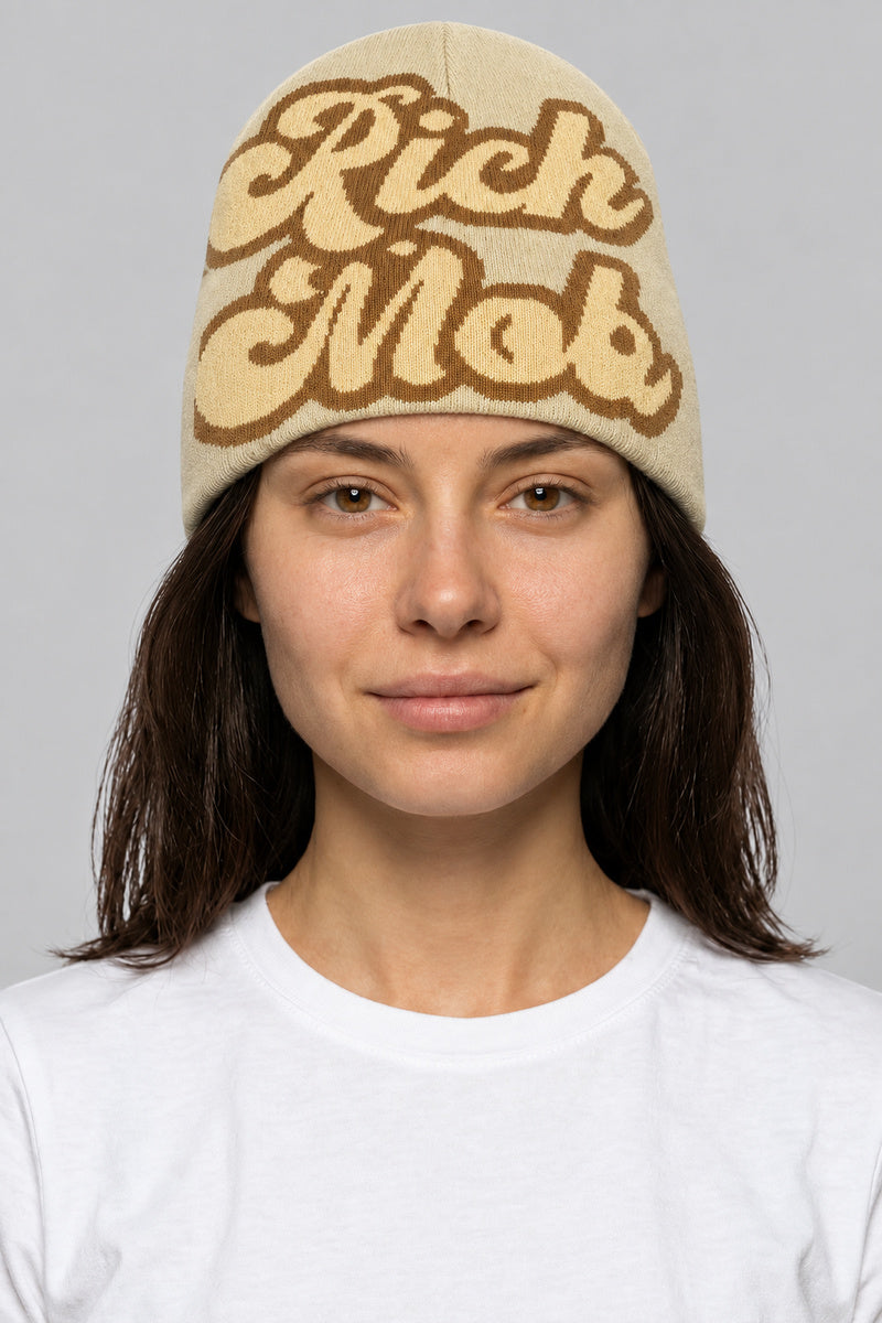 Bonnet Y2K 'Rich Mob' crème — porté de face par notre modèle femme