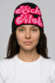Bonnet Y2K 'Rich Mob' noir — porté de face par notre modèle femme