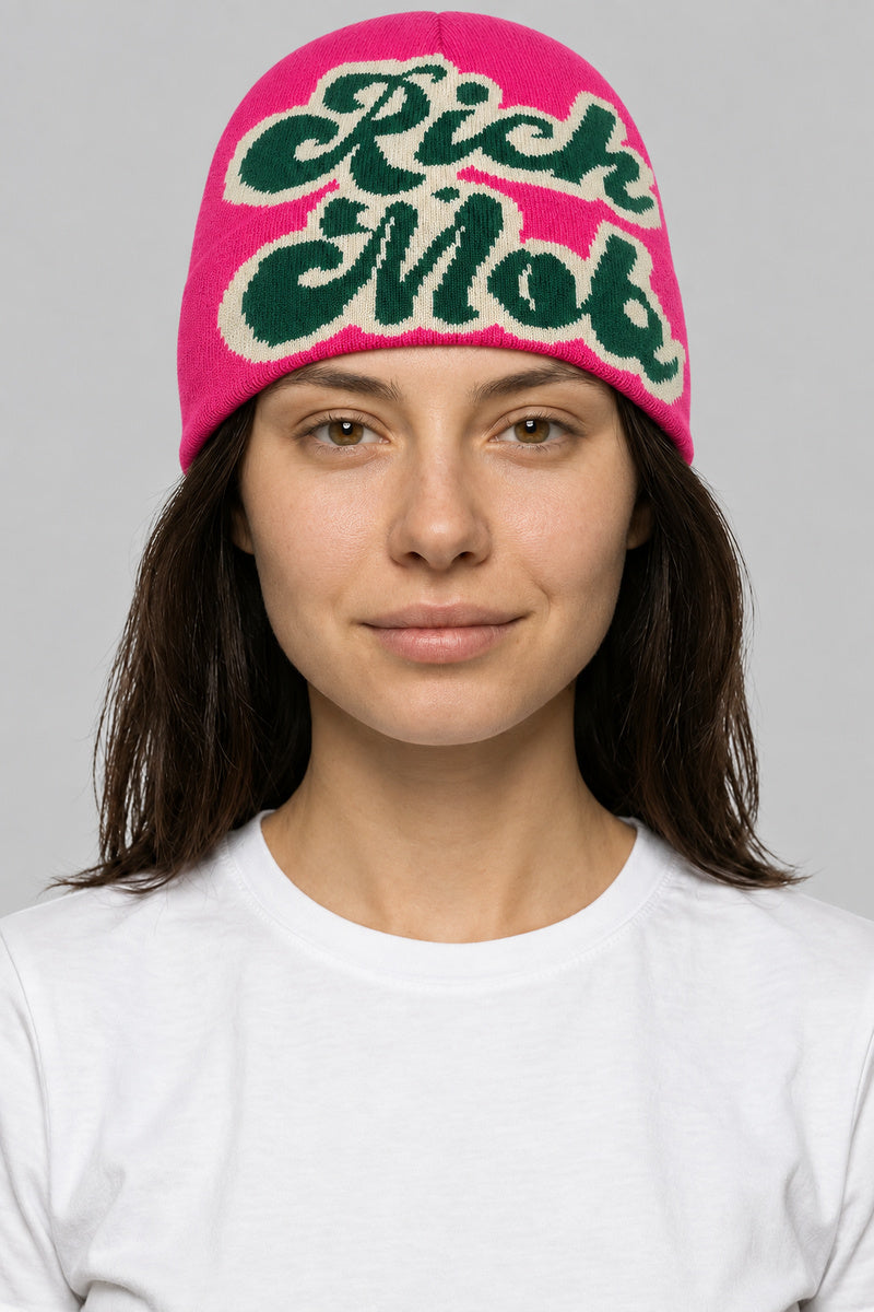 Bonnet Y2K 'Rich Mob' rose — porté de face par notre modèle femme