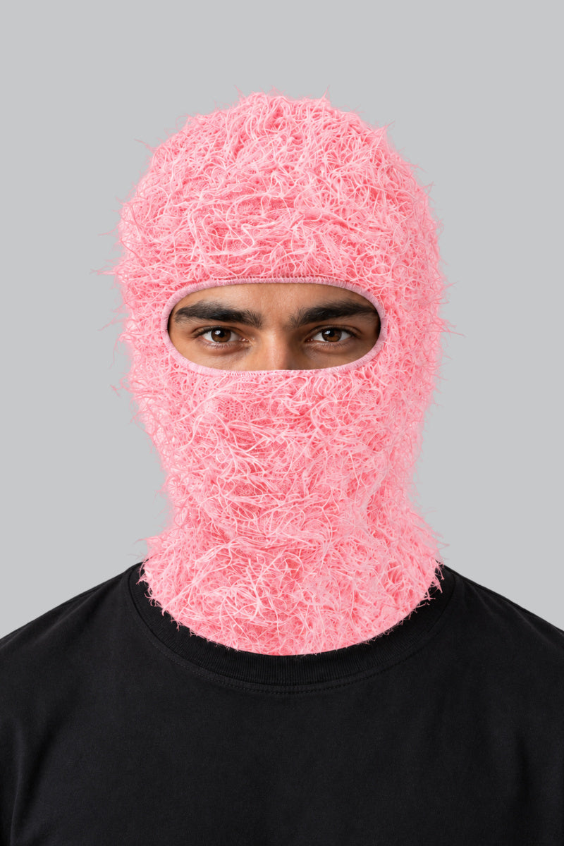 Cagoule Tricotée Camouflage Rose — portée par notre modèle homme sur fond gris studio