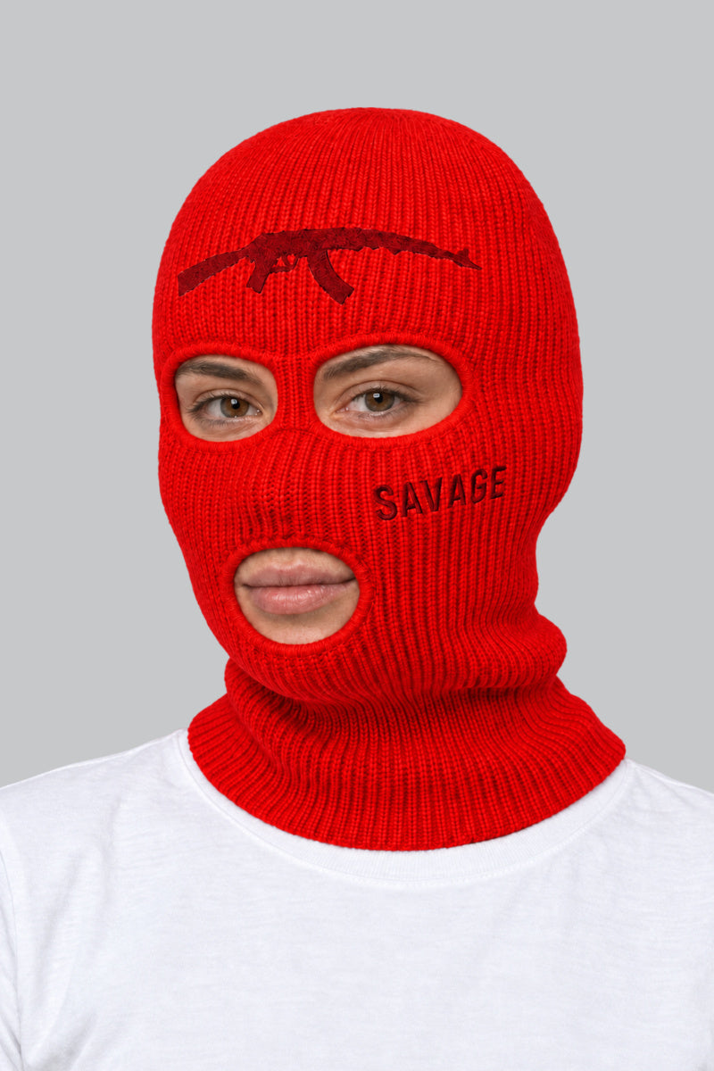 Cagoule Punk Rouge — portée par notre modèle femme sur fond gris studio