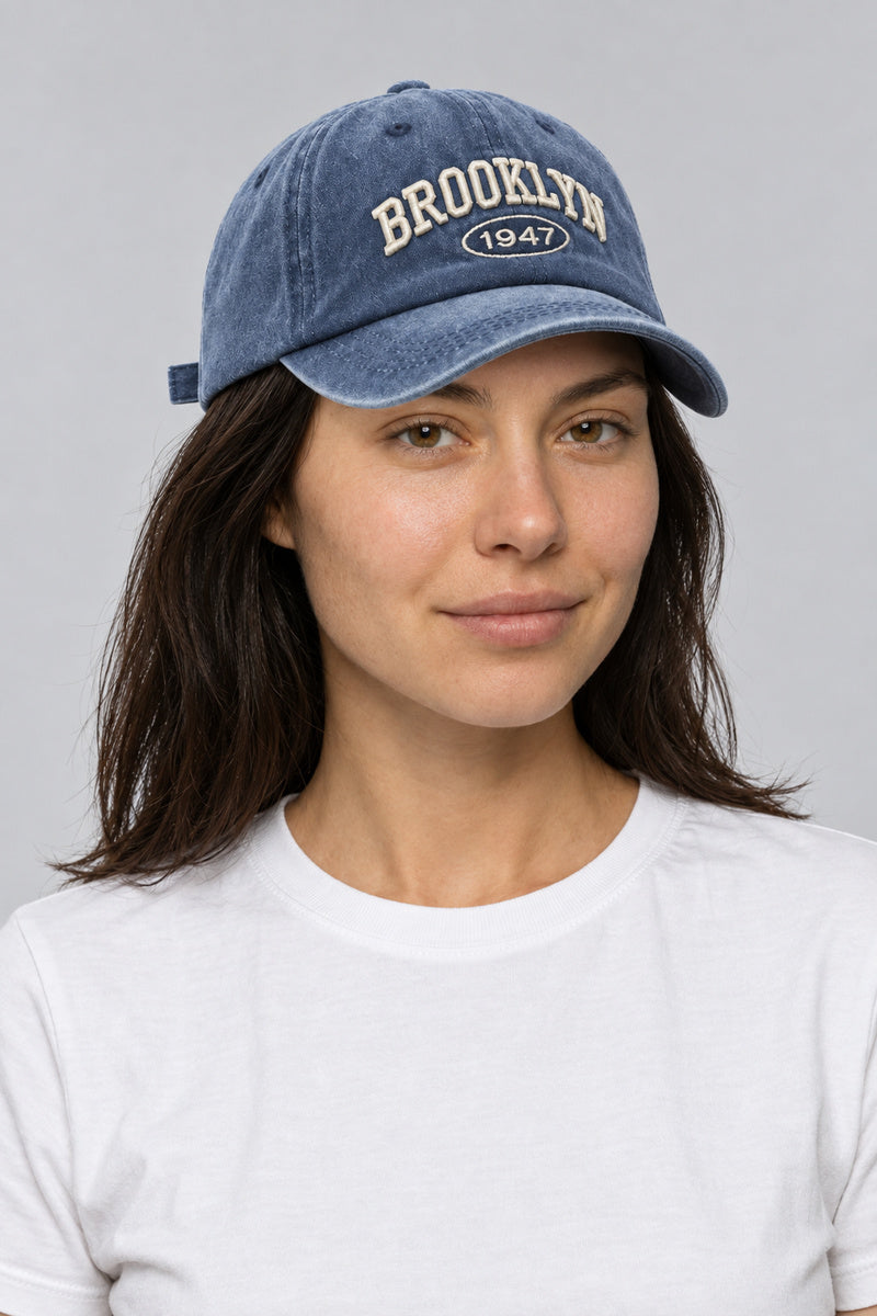 Casquette Trucker Gorpcore — portée par notre modèle femme sur fond gris studio