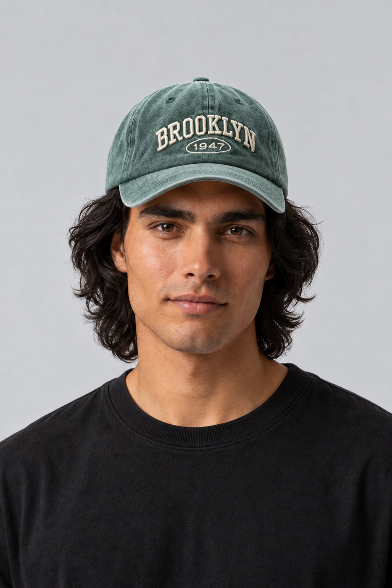 Casquette Gorpcore Verte — portée par notre modèle homme sur fond gris studio