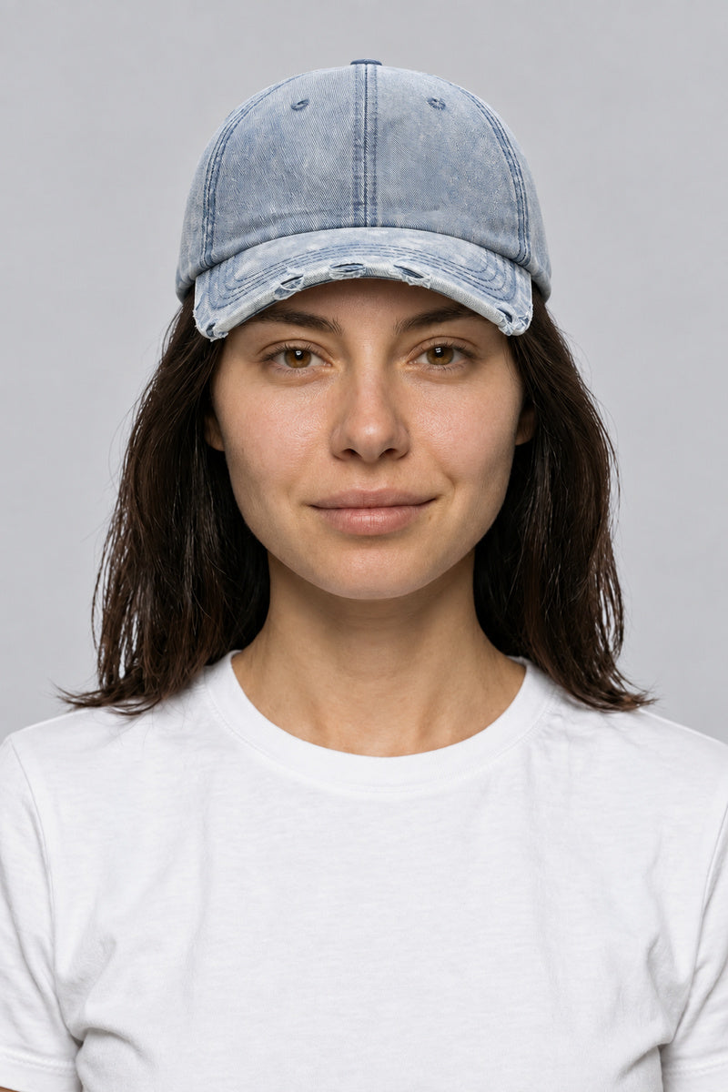 Casquette Denim Rétro — portée par notre modèle femme sur fond gris studio