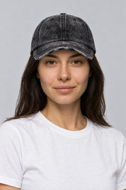 Casquette Denim Gothique — portée par notre modèle femme sur fond gris studio