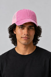 Casquette Denim E-girl — portée par notre modèle homme sur fond gris studio