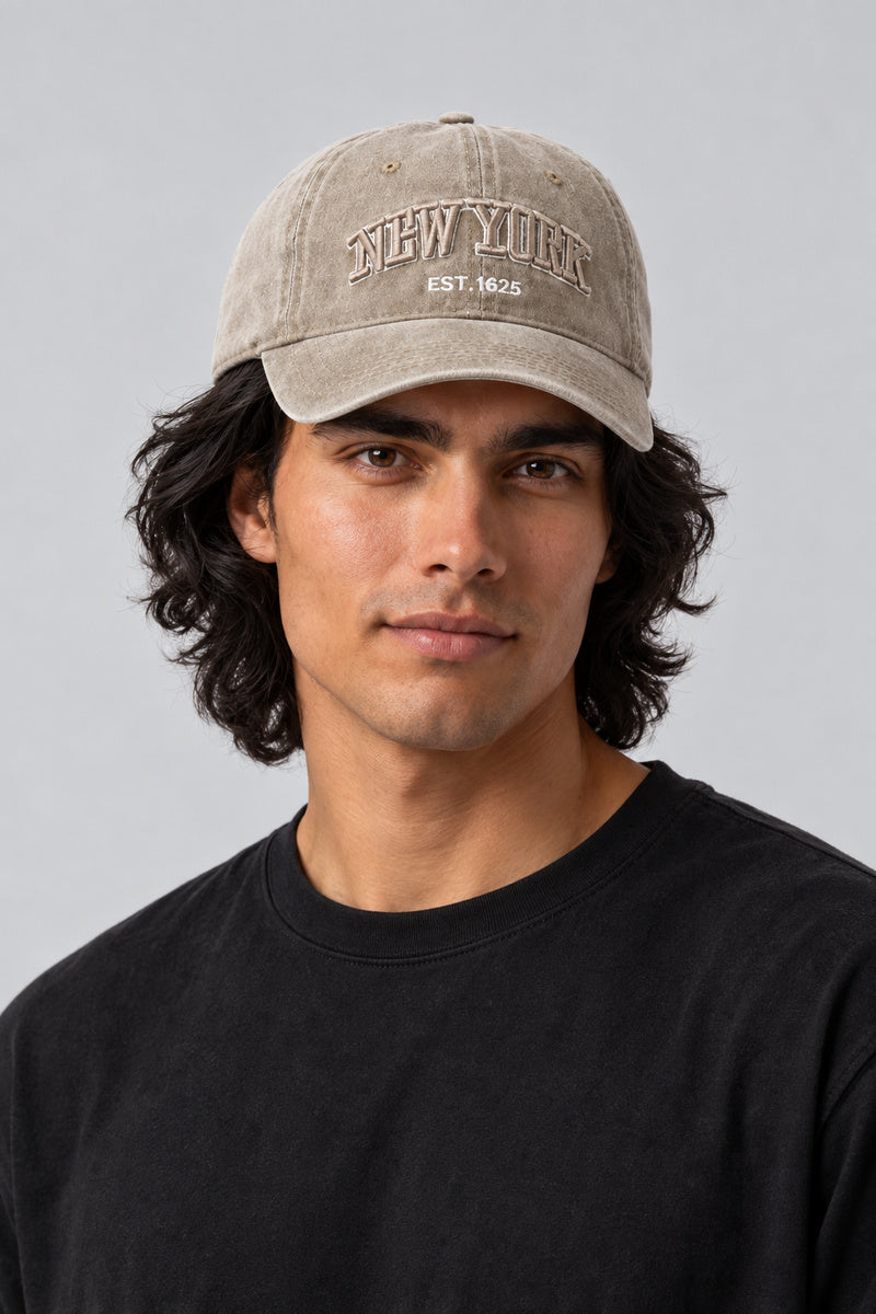 Casquette Streetwear Vintage — portée par notre modèle homme sur fond gris studio
