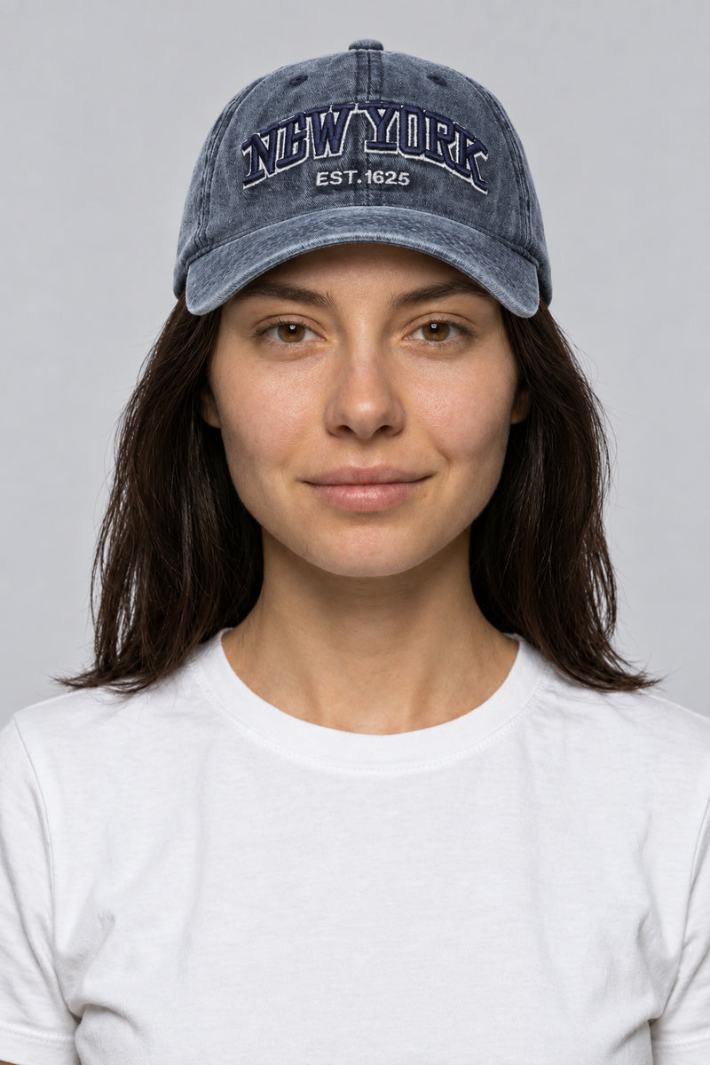 Casquette Rap Années 2000 — portée par notre modèle femme sur fond gris studio
