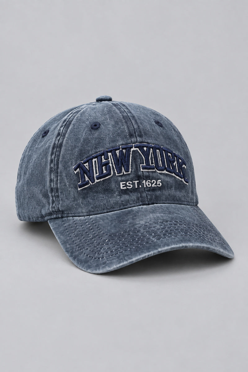 Casquette Rap Années 2000 — vue studio sur fond gris