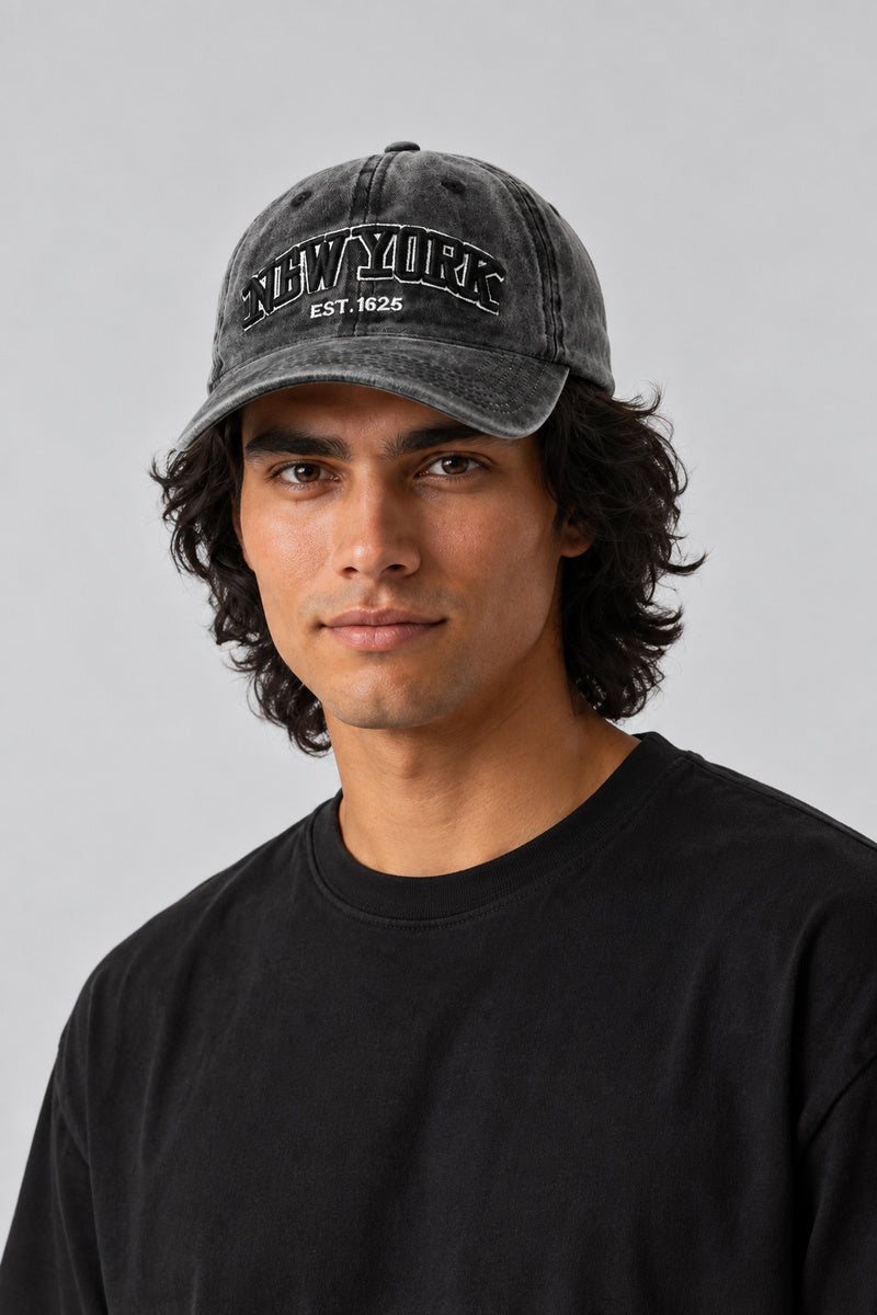 Casquette Snapback Hip-Hop — portée par notre modèle homme sur fond gris studio