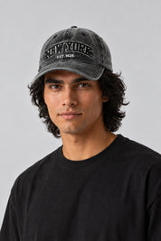 Casquette Snapback Hip-Hop — portée par notre modèle homme sur fond gris studio