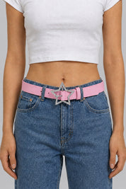 Ceinture Rose E-girl — portée à la taille sur fond gris studio