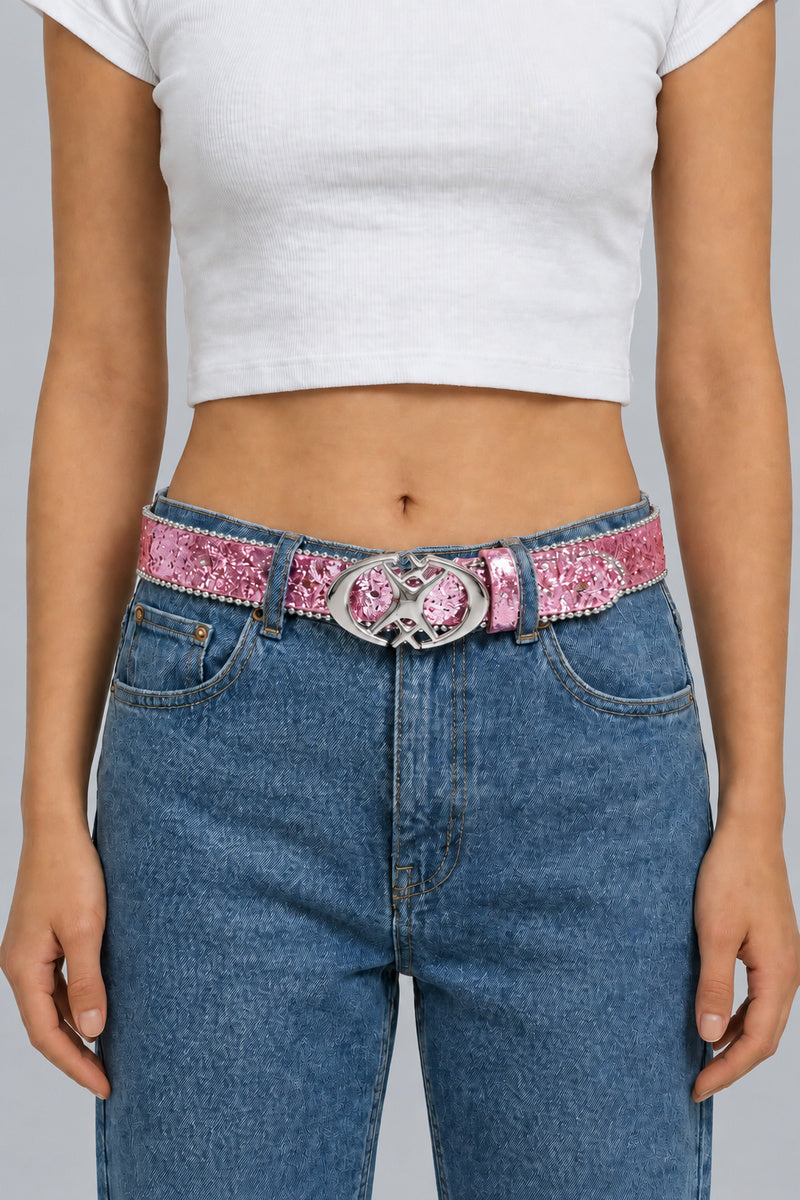 Ceinture Holographique Rose — portée à la taille sur fond gris studio