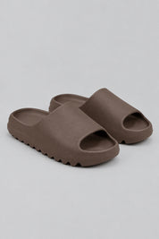 Claquettes plateforme, vue studio, fond studio gris clair.