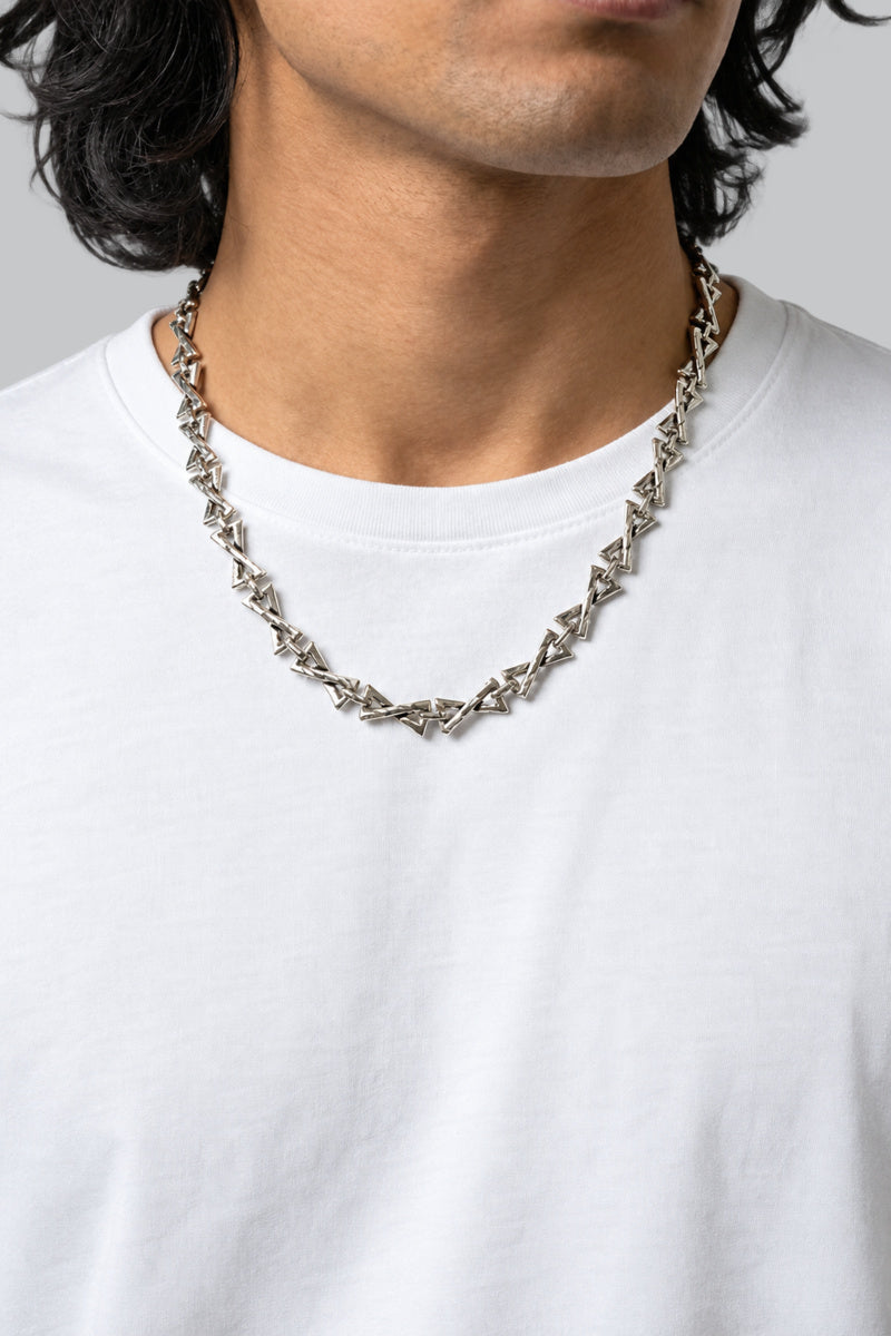 Collier Choker Rétro — vue portée sur fond gris