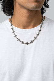 Collier Croix Acier — vue portée sur fond gris