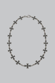 Collier Croix Acier — vue studio sur fond gris