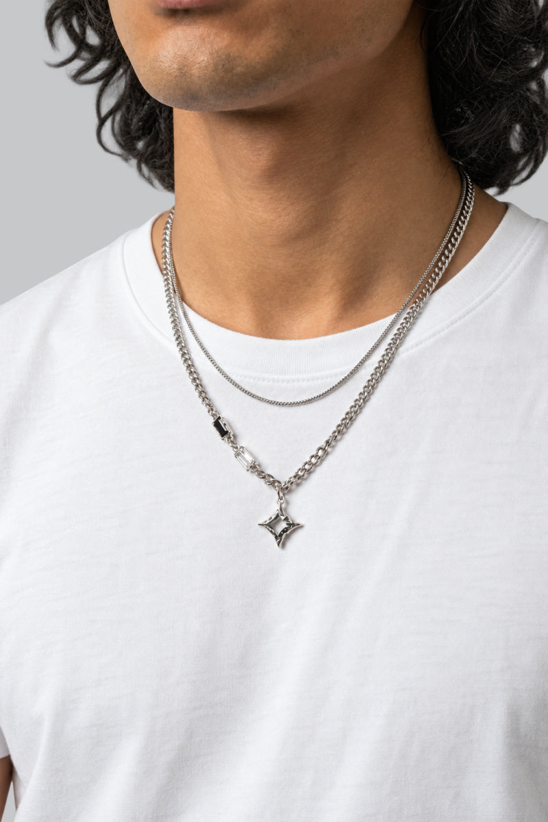Collier Étoile Céleste — vue portée sur fond gris