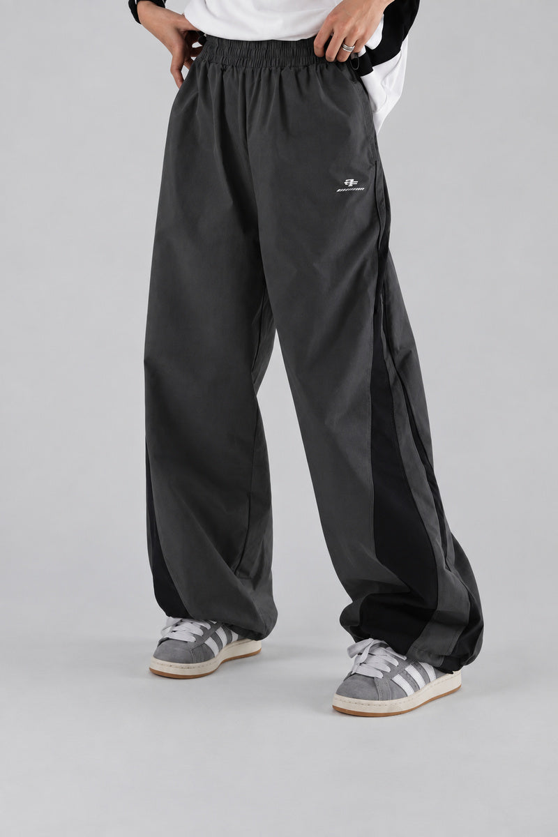 Jogging Y2K édition 'Shadow Sport', vue de face, sur fond studio gris clair.