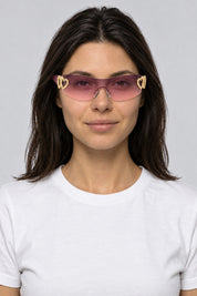 Lunettes Wraparound Rave — portées par notre modèle femme