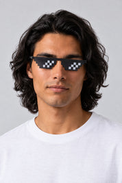 Lunettes Pixel Art Y2K — portées par notre modèle homme