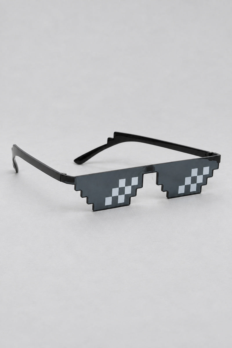 Lunettes Pixel Art Y2K — seules sur fond gris studio