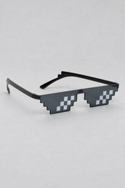 Lunettes Pixel Art Y2K — seules sur fond gris studio
