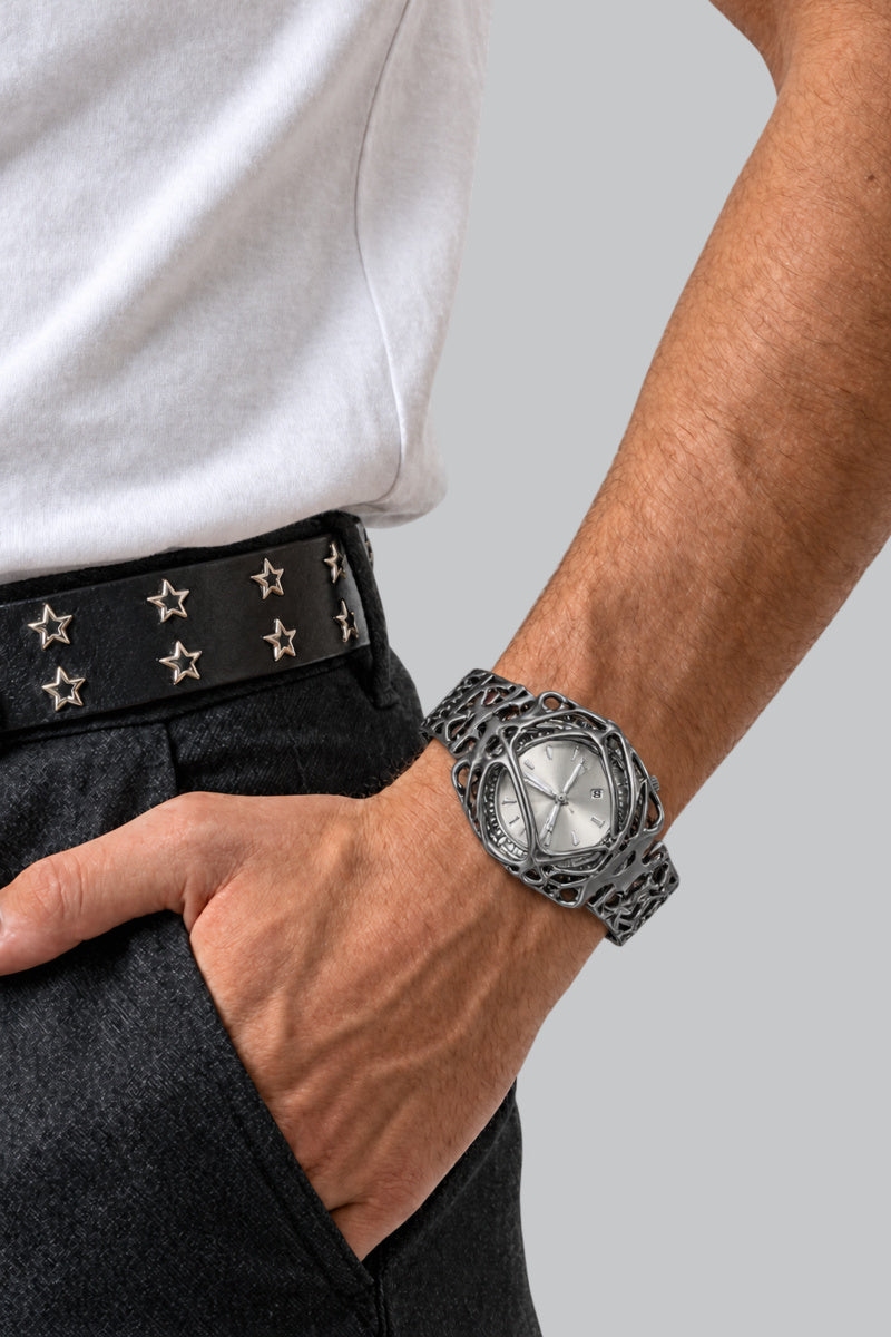 Montre Punk Argent Argenté — vue portée sur fond gris