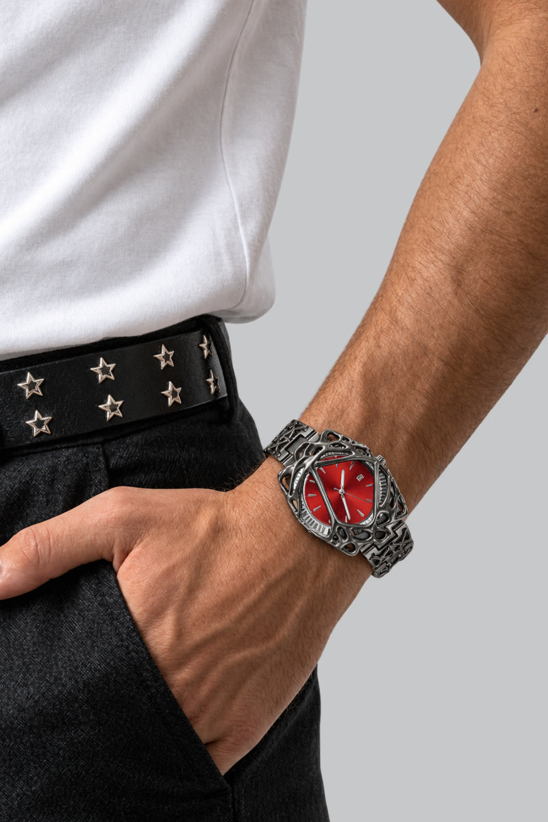 Montre Punk Argent Rouge — vue portée sur fond gris
