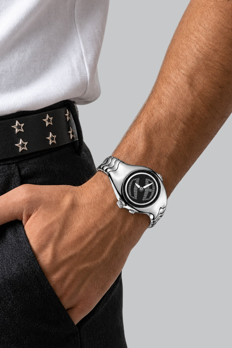 Montre Quartz Streetwear Noir — vue portée sur fond gris