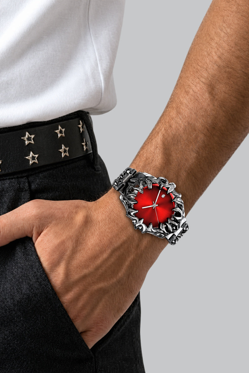 Montre Sport Gothique Rouge — vue portée sur fond gris