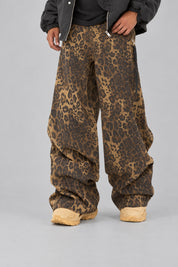 Pantalon Y2K édition 'Leopard Wild', vue de trois quarts avant, sur fond studio gris clair.