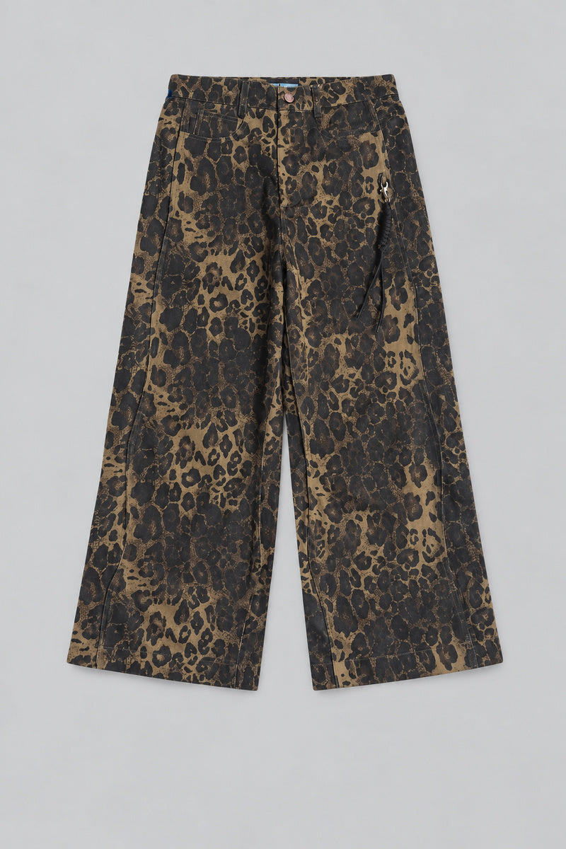 Pantalon Y2K édition 'Leopard Wild', vue du pantalon à plat, sur fond studio gris clair.