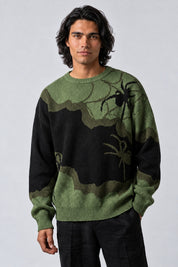 Pull Araignée Patchwork, porté de face sur fond gris clair