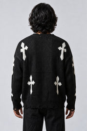 Pull Croix Destroy, porté de dos sur fond gris clair