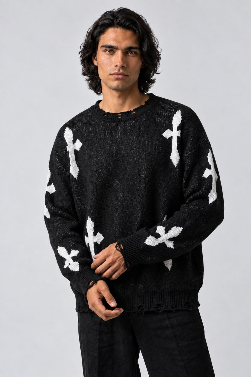 Pull Croix Destroy, porté de face sur fond gris clair