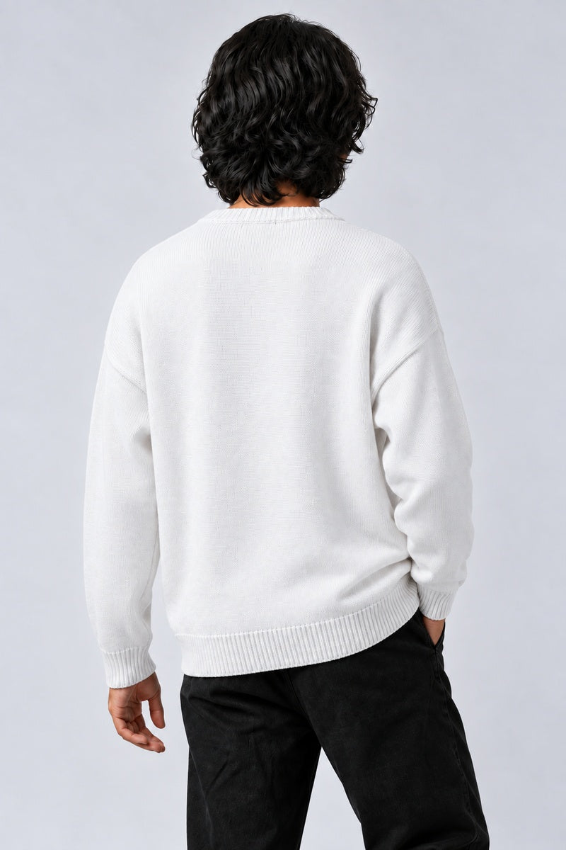 Pull blanc à emblème noir, dos uni porté sur fond gris clair — Y2K CLUB