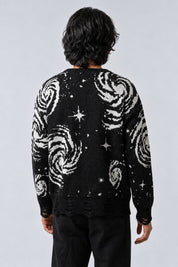 Pull Étoilé Grunge, porté de dos sur fond gris clair