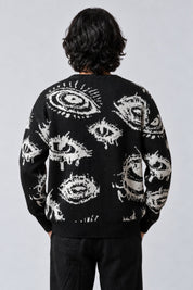 Pull Eyes Mystique, porté de dos sur fond gris clair