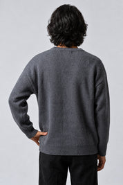 Pull Jacquard Irrégulier, porté de dos sur fond gris clair
