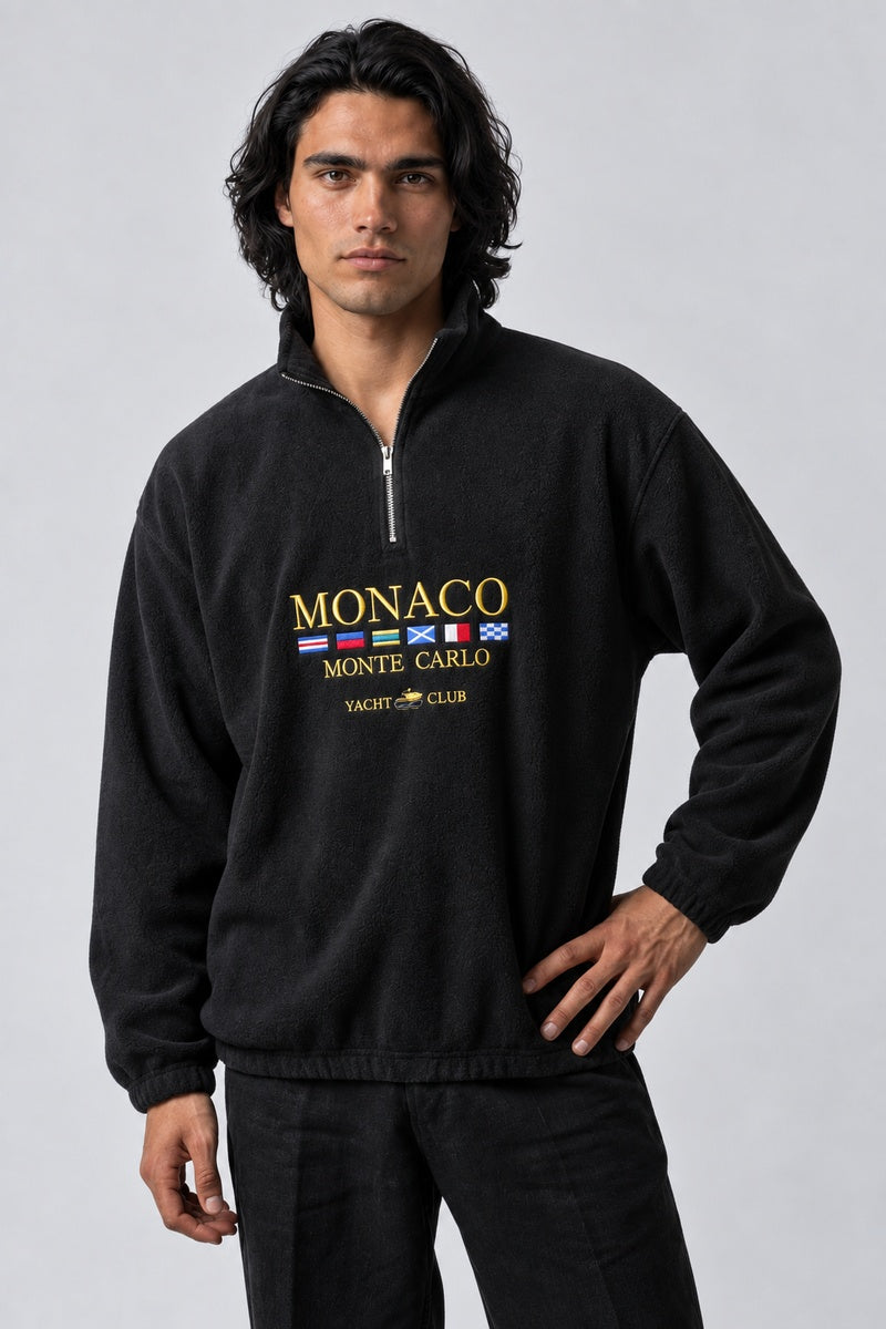Pull Monaco, porté de face sur fond gris clair